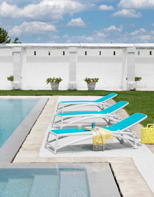 Шезлонг-лежак пластиковый Atlantico белый, голубой 1720-2040х700х350 мм