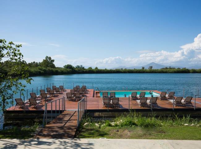 Шезлонг-лежак пластиковый Atlantico тортора, агава 1720-2040х700х350 мм