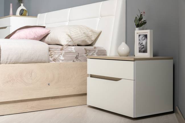 Кровать с подъёмным ортопедом Муссон 1600 с тумбочкой и комодом с зеркалом СВК цвет белый/дуб эндгрейн элегантный/кожзам белый